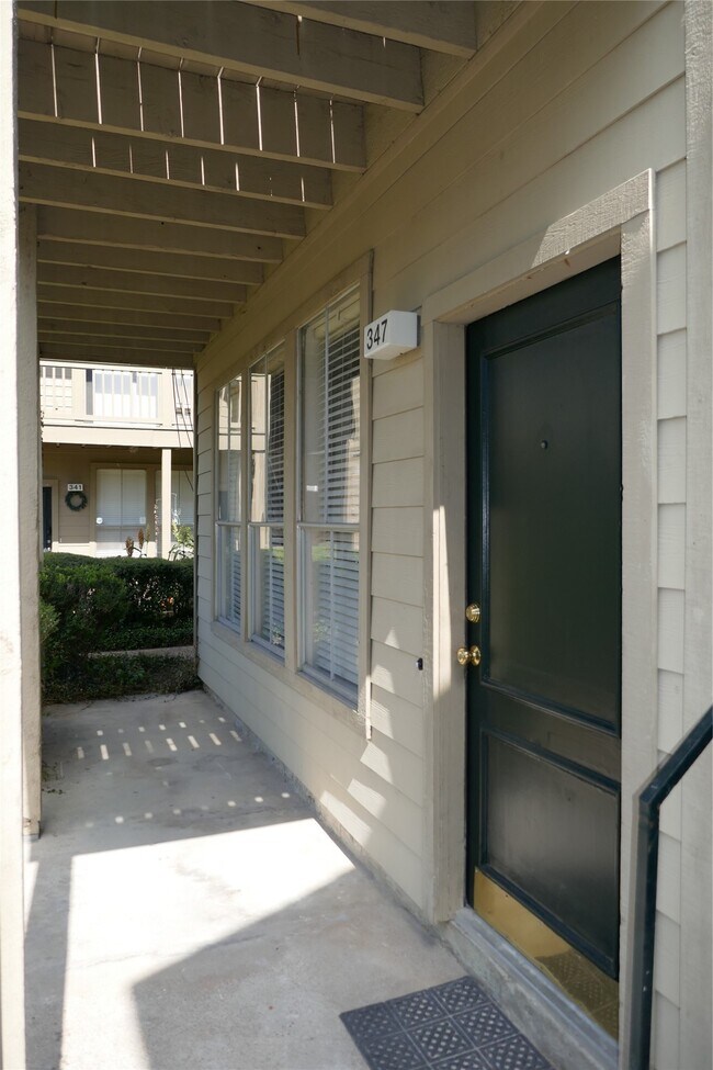 Foto del edificio - 2100 Tanglewilde St