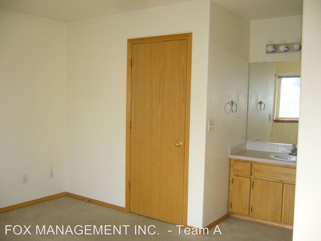 Building Photo - 1022-1034 NE Lija Loop