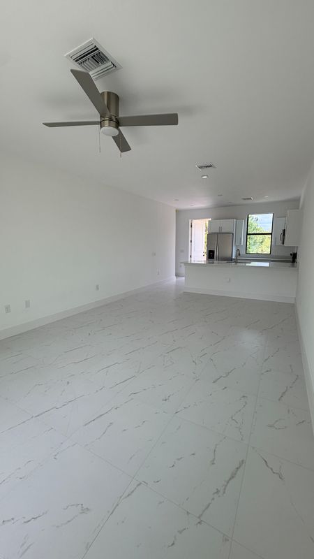 Foto del edificio - 496 Loretta Ave S