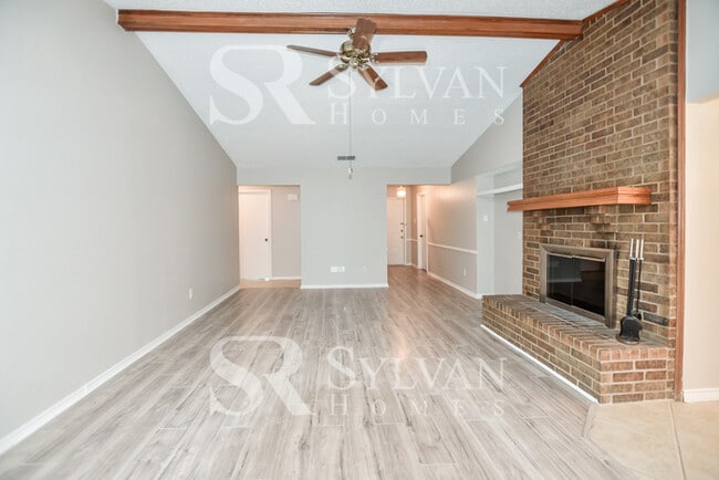 Building Photo - Enjoy living the good life in this 3 bedroom, 2 bathroom brick home