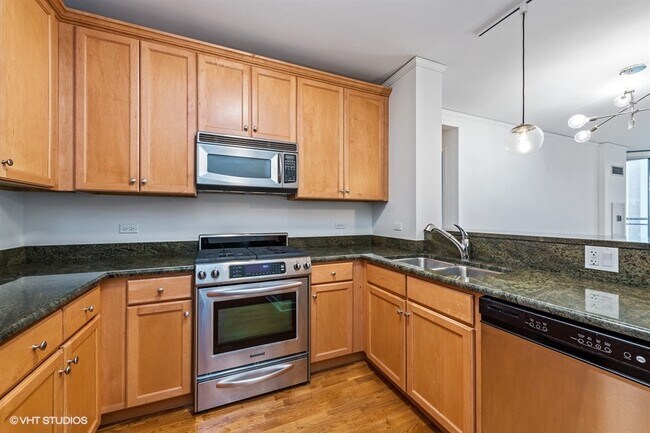 Building Photo - 450 E Waterside Dr