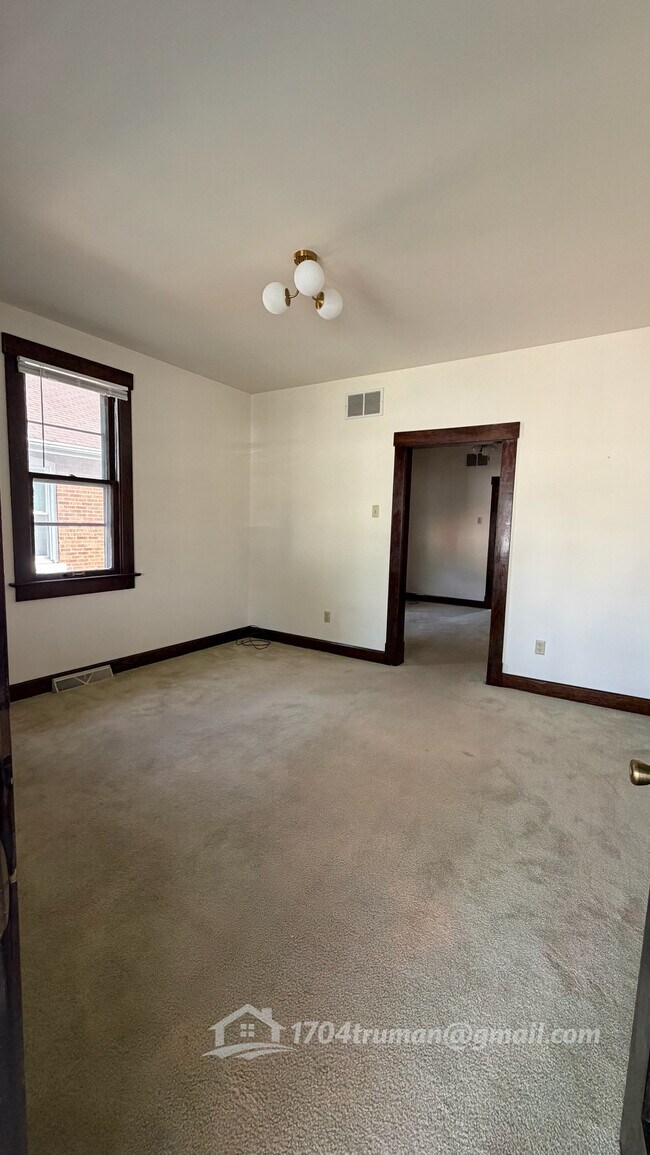 Sala de estar, sin decoración - 1316 Raab Ave