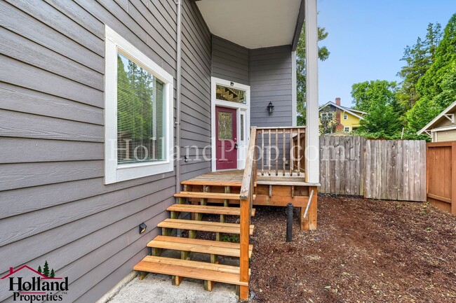 Building Photo - 3228 SE Filbert St