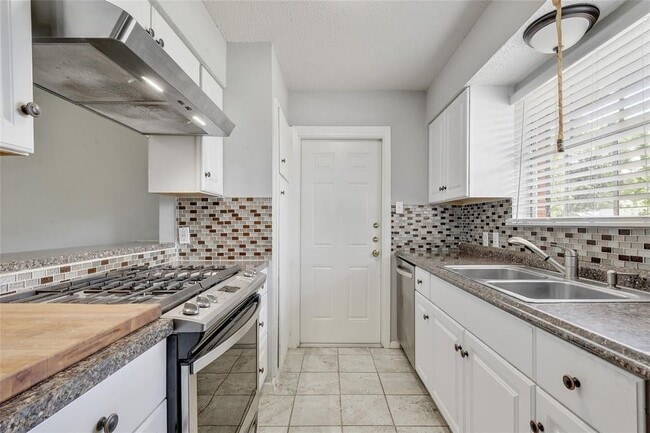 Building Photo - 6508 Middleham Pl