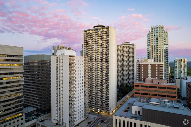 Photo du bâtiment - Calgary Place Apartments