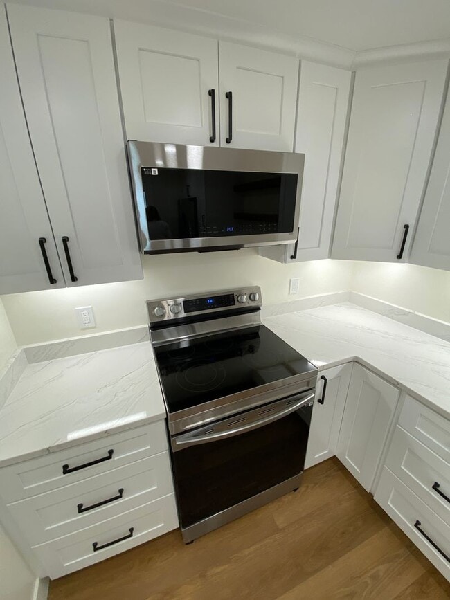 Foto del edificio - Light and Bright Basement apartment