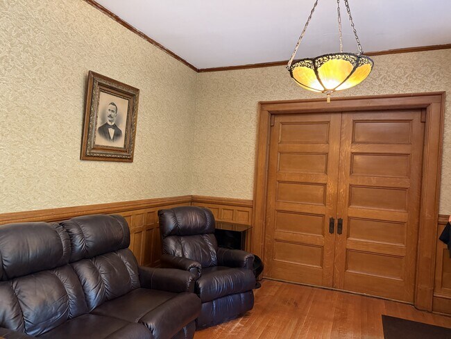 Foto del edificio - Heat and Historic Charm Included!