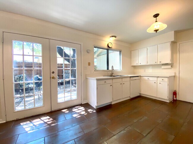 Foto del edificio - 3 bedroom w/ attached Garage!