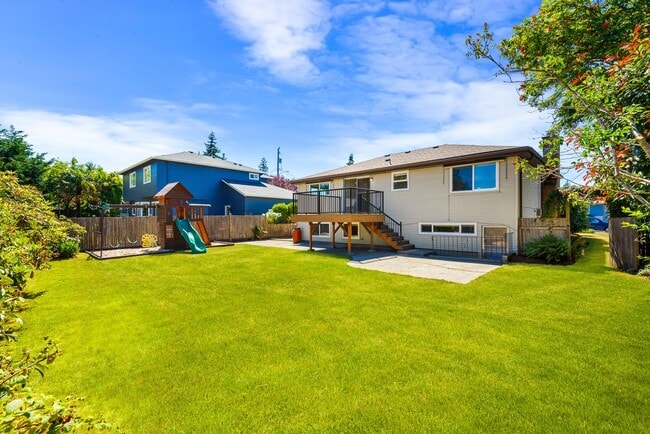 Crown Hill 3 Bedroom Daylight Basement Home - Crown Hill 3 Bedroom Daylight Basement Home