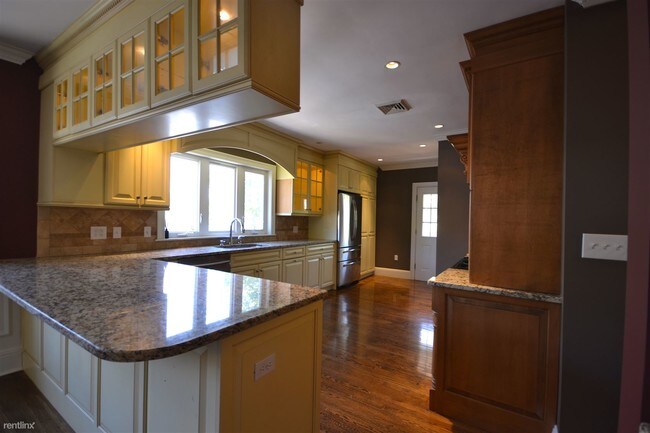 Building Photo - 72 Hobart St