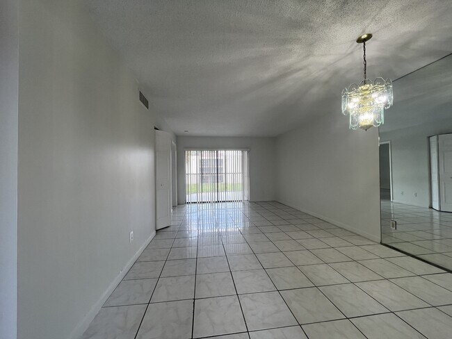 Building Photo - 3399 Foxcroft Rd