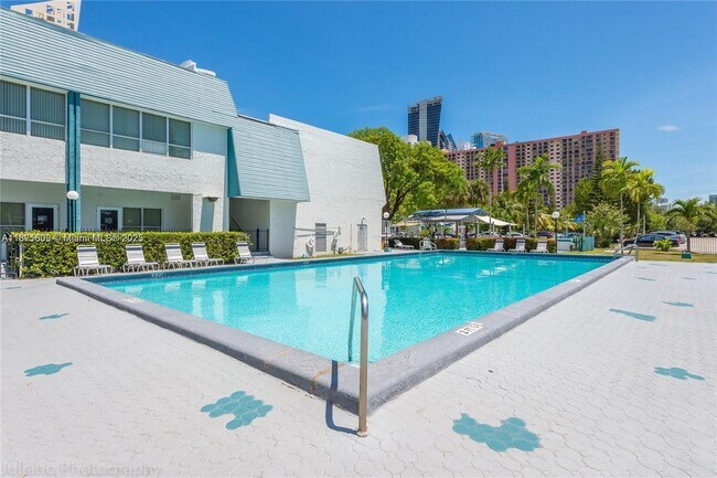 Foto del edificio - 17560 Atlantic Blvd