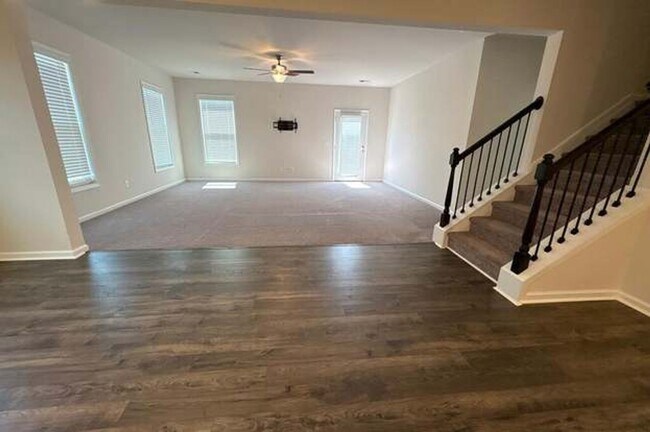 Foto del edificio - 4Bed/3.5Bath 3190 sq ft home located in the Falls