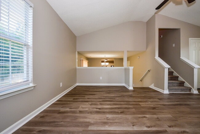 Building Photo - 709 Village Overlook