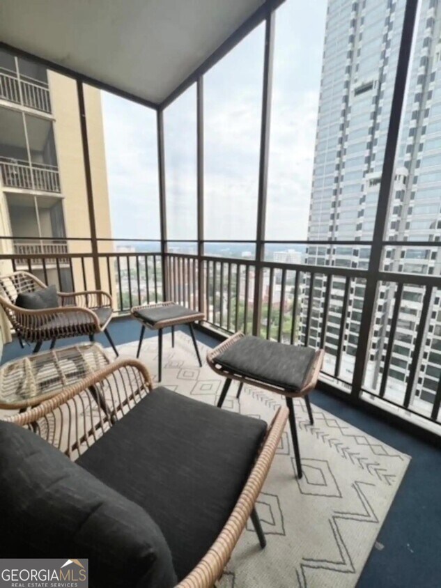 Foto principal - 300 W Peachtree St NW