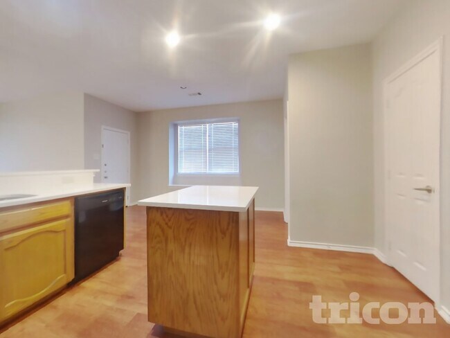 Foto del edificio - 3729 Summersville Ln
