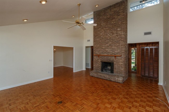 Building Photo - 100 Spring Cove Trl