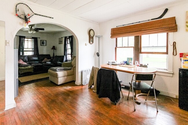 Building Photo - PRELEASING for AUGUST! Close to Campus