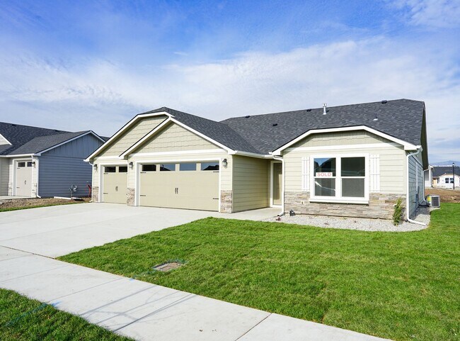 Foto del edificio - 3 Bedroom home with 3 Car Garage!