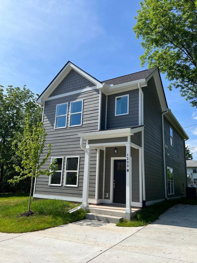 Primary Photo - Beautiful Newer Build: Three Bedrooms in t...