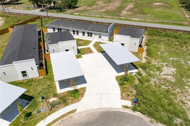 Building Photo - 2714 Primrose Dr