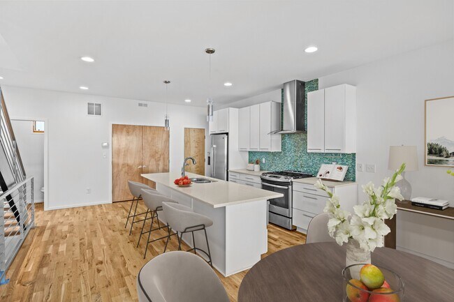 Foto del edificio - 909A Westbrook Dr