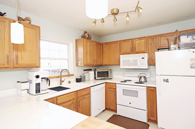 Building Photo - Pet-Friendly Duplex With Fenced Yard
