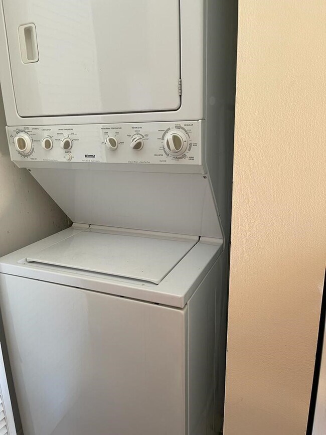 Foto del edificio - 653 W Division St