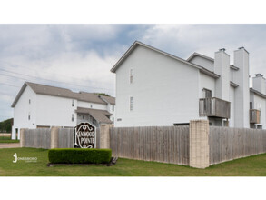 Building Photo - 2210 Conrad Dr