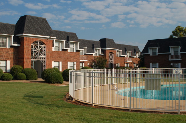 Courtyard and Pool - North Gate Apartments