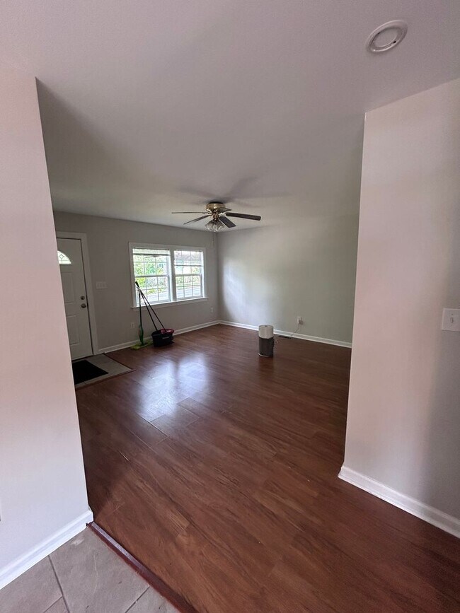 Foto del edificio - Charming 4-Bedroom Rancher in Reedy Creek!