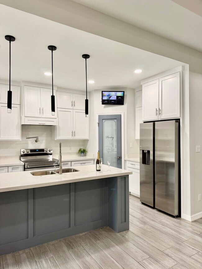 Building Photo - 7005 Heliconia