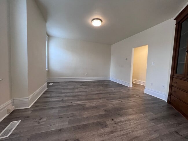 Building Photo - Internet included- 2BR apartment with office!