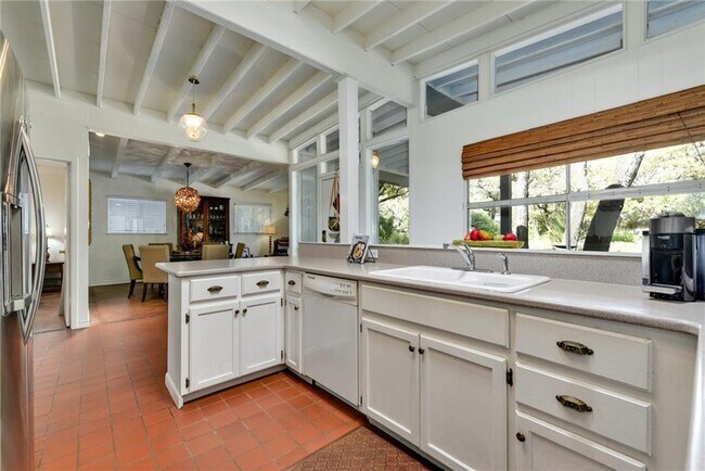 Building Photo - 433 Brady Ln