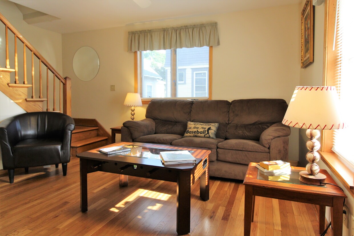 Bright and sunny Living Room - 28 Church St