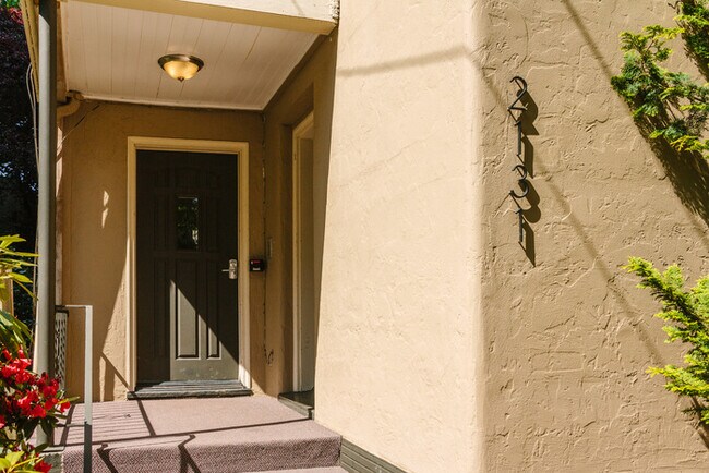 Building Photo - 2131 NW Davis St