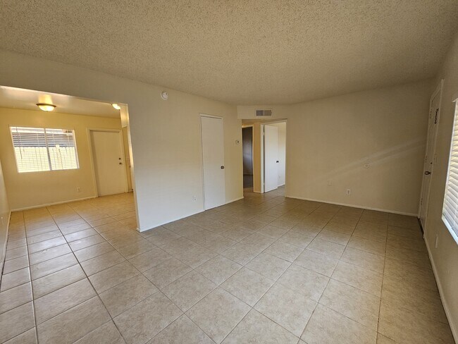 Foto del edificio - 2222 E Broadway Rd