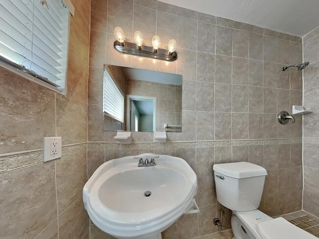 Foto del edificio - 121 E 67th Way