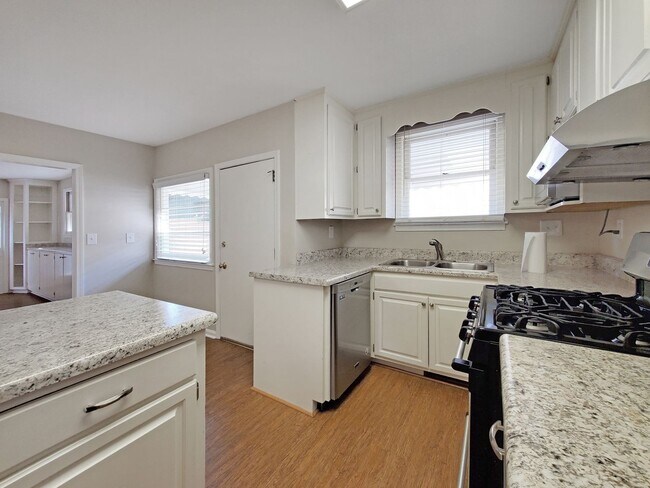 Foto del edificio - 5 Bedroom 3.5 Bath Brick home in Downtown ...