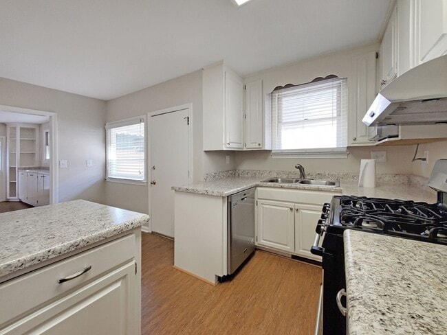 Building Photo - 504 University Ridge