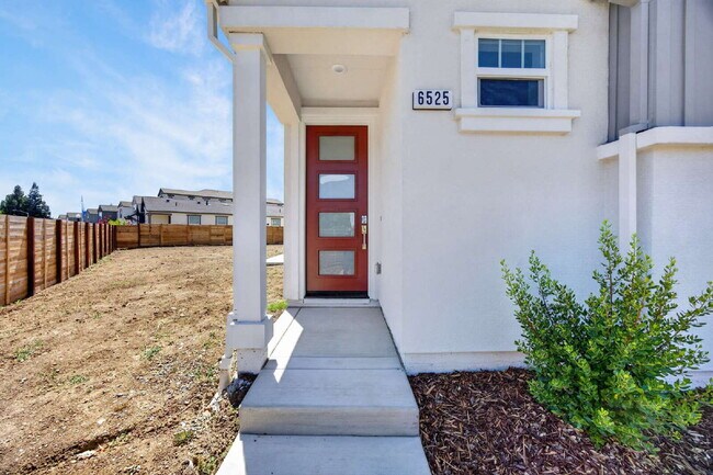 Building Photo - Charming 3-Bed, 2-Bath Home in Sacramento