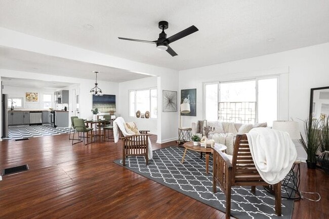 Foto del edificio - Remodeled 3 Bed 2 Full Bath Within Walking...
