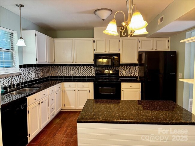 Foto del edificio - 6048 Heath Valley Rd