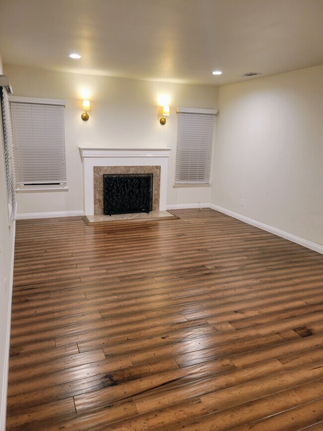 Building Photo - 733 E Palm Ave