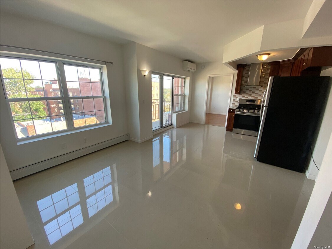 Foto principal - 71-66 Parsons Blvd