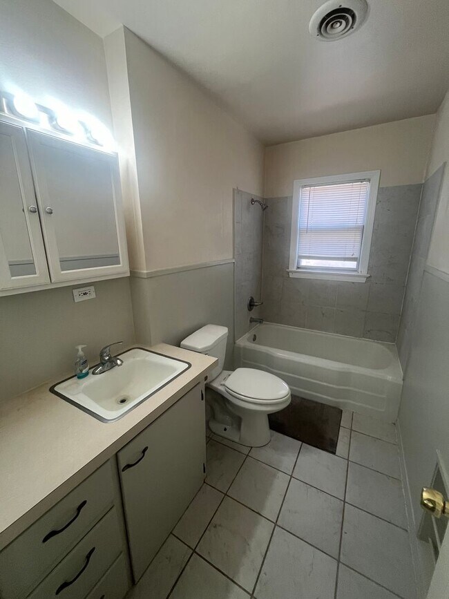 Building Photo - Great 2 Bedroom 1 Bathroom Property