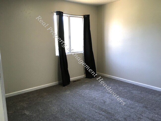 Building Photo - 5 Bed 3 Bath House for Rent