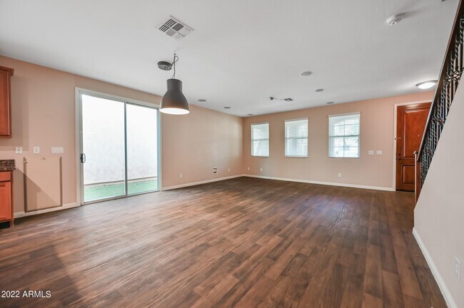 Building Photo - 2185 S Sanders Dr