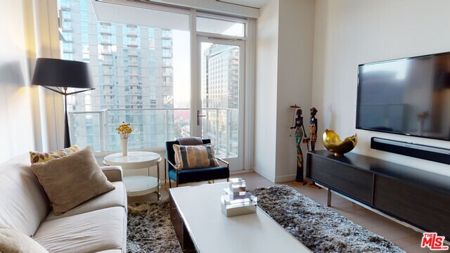 Foto del edificio - 1050 S Grand Ave