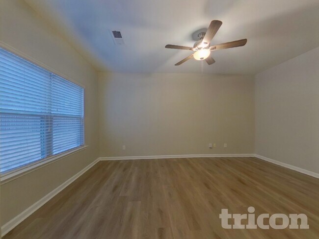 Foto del edificio - 3333 Lowland Dr